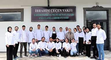 Gastronomi öğrencilerine kıdemli şeften uygulamalı eğitim 